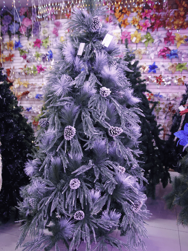 Árbol de lujo semi nevado de 2,10 m con piñas. - Árboles de Navidad Envios a Bogotá y toda Colombia | Dkora Colombia