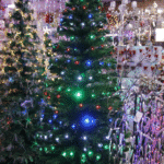 Árbol tradicional verde de 2,40 m con punta PVC verde claro. - Árboles de Navidad Envios a Bogotá y toda Colombia | Dkora Colombia