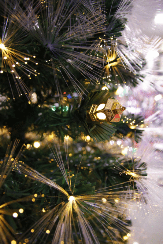 Árbol LED y fibra óptica de 2,10 m con faroles cálidos - Árboles de Navidad Envios a Bogotá y toda Colombia | Dkora Colombia