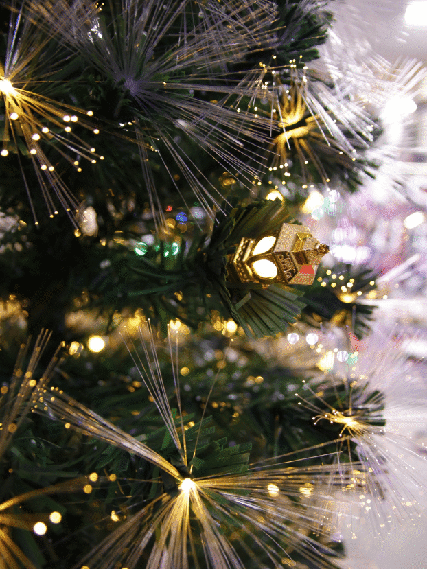 Árbol LED y fibra óptica de 2,10 m con faroles cálidos - Árboles de Navidad Envios a Bogotá y toda Colombia | Dkora Colombia