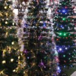 Árbol LED de 2,8 mts con tronco acrílico y flores plásticas. - Árboles de Navidad Envios a Bogotá y toda Colombia | Dkora Colombia