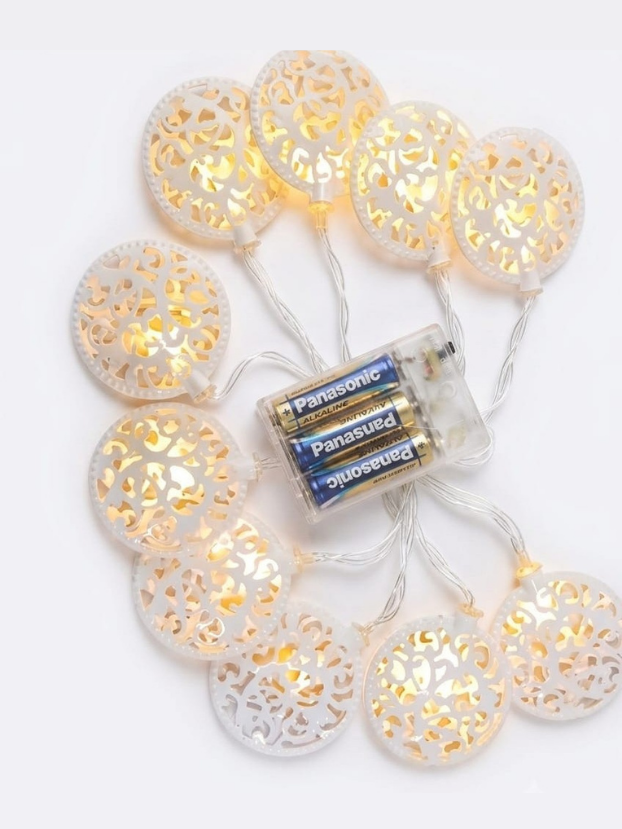 Guirnalda de 1,70 m con 10 esferas caladas LED en luz cálida. Ideal para crear ambientes navideños acogedores y especiales. - Decora tu Navidad Envios a Bogotá y toda Colombia | Dkora Colombia