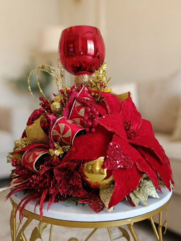 Arreglo Navideño Copa Rojo con Berries y Piñas - Arreglos Navideños Envios a Bogotá y toda Colombia | Dkora Colombia
